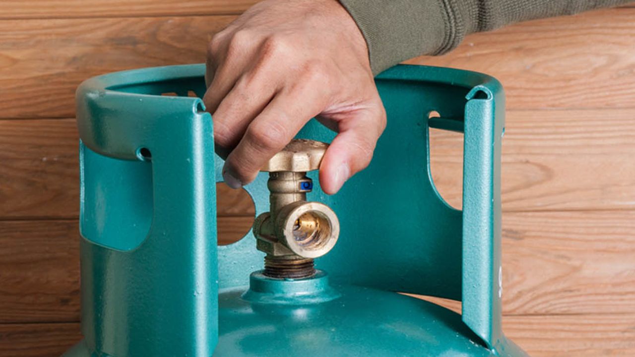The Newser | Gas Prices in Pakistan raised, but Why?